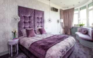Фиолетовая кровать в интерьере